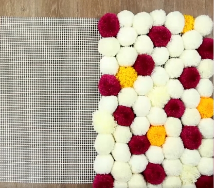 Як швидко та легко зробити теплий килимок на підлогу: дуже бюджетний варіант